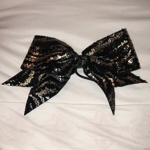 I am selling a black and gold tiger print bow.